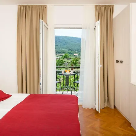 Aurora 4*